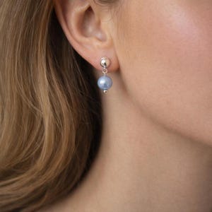 Boucles d'oreilles simples et simples avec une perle pour femmes, filles, mariées et demoiselles d'honneur, mariage, boucles d'oreilles pendantes petites perles faites à la main dans de nombreuses couleurs