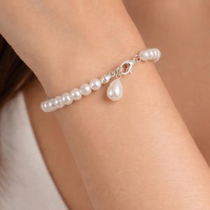 Dainty Pearl Bracelet with a teardrop dangle, Ivory White or Black with a Silver Gold or Rose Gold plated finish, Classic Wedding Bracelet