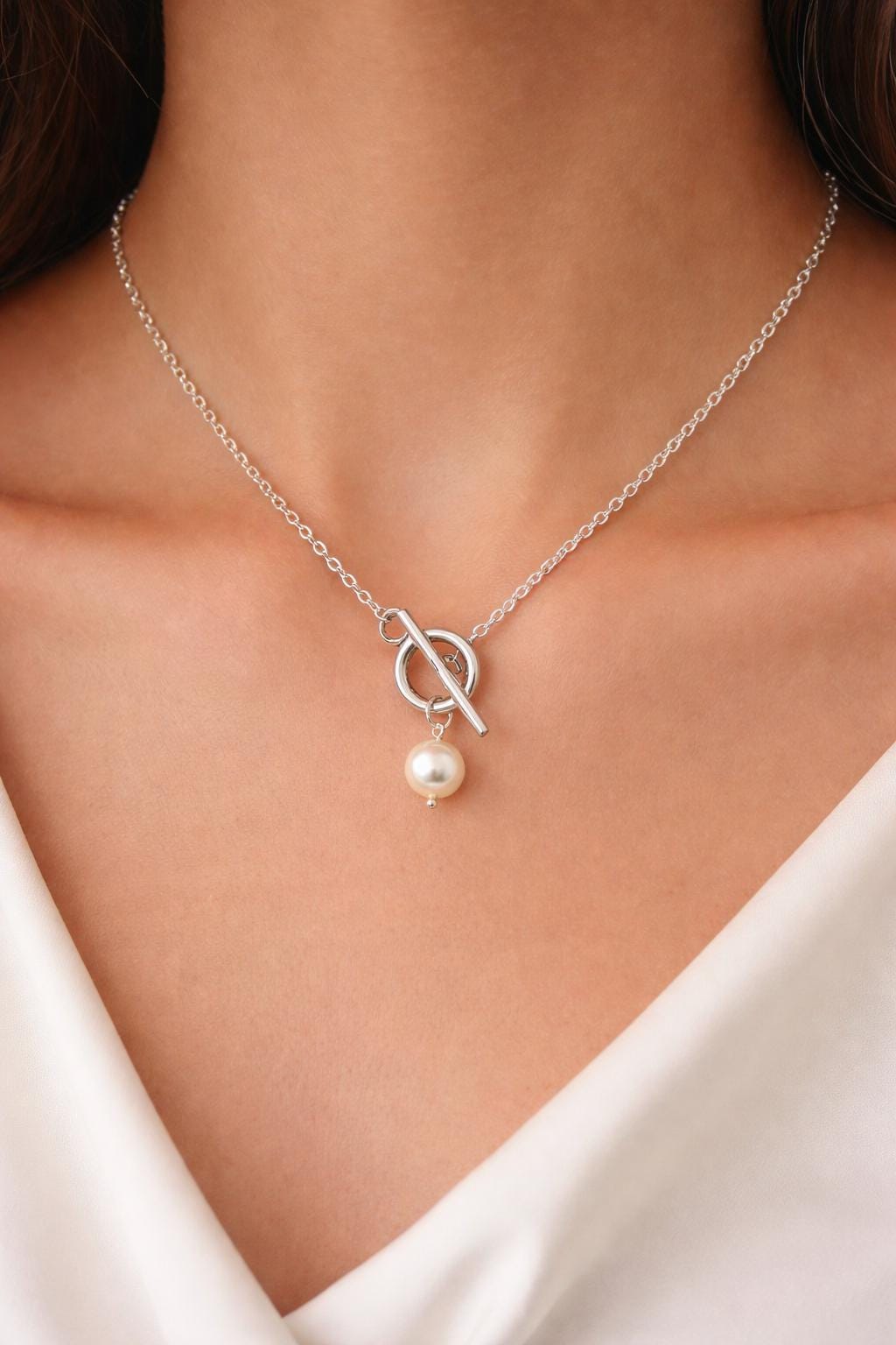 Front Fastening Silver Circle and Bar Toggle Clasp Chain Necklace