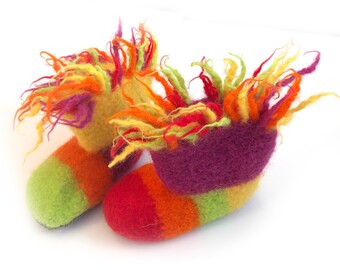 Fröhliche Filzpuschen / Babyboots aus Schurwolle mit lustigen Zipfeln, Gr. 22 mit Ledersohlen - so machen Hausschuhe Spaß!