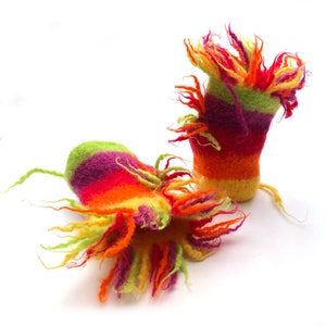 Peut inclure: Deux marionnettes à doigts en tricot colorées avec un motif rayé arc-en-ciel et de longues mèches de laine duveteuses. Les marionnettes sont en laine et ont un aspect fantaisiste et fait main.