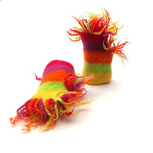 Peut inclure: Deux marionnettes à doigts rayées colorées avec une texture duveteuse. Les marionnettes sont faites de laine et ont un schéma de couleurs arc-en-ciel.