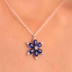 Pendentif En Tanzanite Bleue Lab-Créée – 90,5 Carats – Coupe Coussin – Argent 925 – Neuf Sans Emballage – Inde