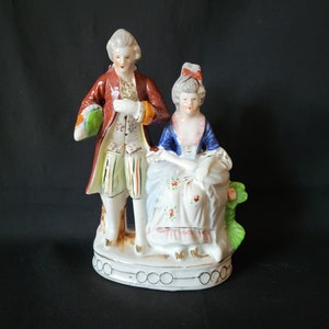 Figurina vintage di uomo e donna in stile coloniale georgiano rococò vittoriano in Giappone occupato