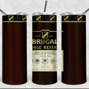 Op de afbeelding: Een bruine roestvrijstalen tumbler met een gouden label waarop "BRUGAL DOUBLE RESERVA" staat en de tekst "MEZCLA DE ENVEJECIDOSEN BARRICAS DE WHISKEY - YVINO DE JEREZ RON BRUGAL & CO. SA REPUBLICA DOMINICANA".
