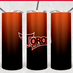 Puede incluir: Tres vasos de acero inoxidable con un degradado de negro a naranja. El vaso del centro tiene un logotipo rojo y negro que dice "Toros del Este".