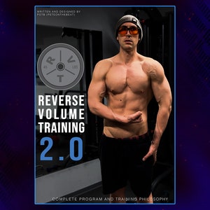 Può includere: Un uomo in una palestra, con un berretto nero e occhiali da sole, si trova di fronte a un piatto di pesi con il testo "Reverse Volume Training 2.0" e "Complete Program and Training Philosophy".