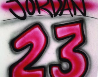 Nombre y número de camiseta aerografiados
