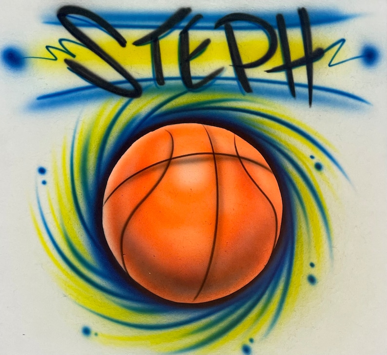 Puede incluir: Una pelota de baloncesto de color naranja y negro est&aacute; rodeada por un dise&ntilde;o de espiral azul y amarillo. La palabra "STEPH" est&aacute; escrita en negro sobre la pelota.