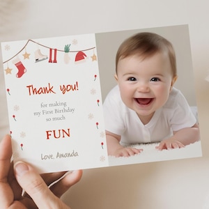 Tarjeta de agradecimiento por el primer cumpleaños de Navidad, plantilla de tarjeta de agradecimiento con foto de cumpleaños divertida y editable, recuerdo de cumpleaños de invierno, WFFB