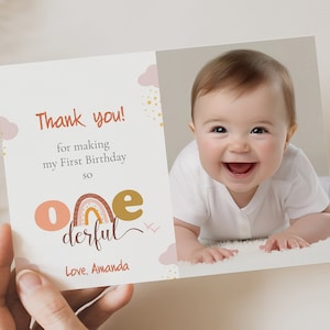 N'est-elle pas Onederful carte de remerciement avec photo, modèle de carte de remerciement photo pour le 1er anniversaire d'une fille, carte de remerciement bohème arc-en-ciel imprimable BRFB