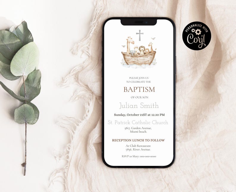 Peut inclure: Invitation num&eacute;rique de bapt&ecirc;me sur &eacute;cran de smartphone. L'invitation pr&eacute;sente une arche avec des animaux, une croix et le mot &laquo; BAPT&Ecirc;ME &raquo;, ainsi que les d&eacute;tails de l'&eacute;v&eacute;nement. Le t&eacute;l&eacute;phone est pos&eacute; sur une surface blanche.