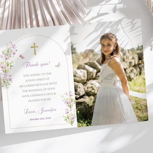 Tarjeta de agradecimiento con foto y flores violetas para primera comunión de niña, plantilla imprimible y editable, nota católica con flores violetas BFFC-2
