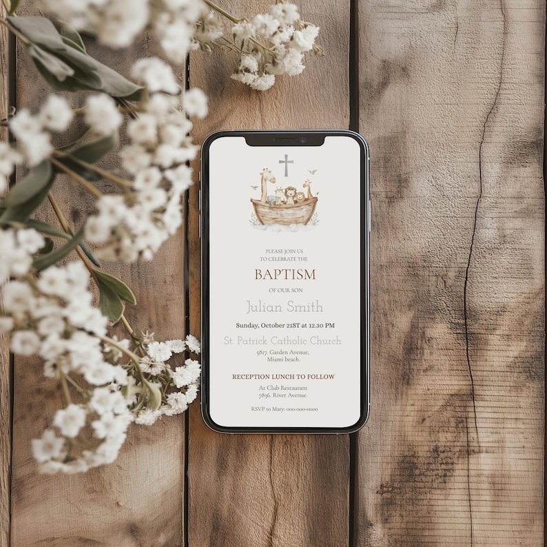 Peut inclure: Un smartphone affiche une invitation de bapt&ecirc;me avec une croix et une illustration d'animaux dans une arche. Le texte de l'invitation est "Veuillez vous joindre &agrave; nous pour c&eacute;l&eacute;brer le bapt&ecirc;me de notre fils, Julian Smith."