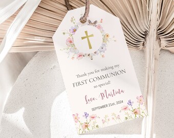 Könnte beinhalten: Ein weißes Etikett mit einem floralen Kranzdesign, einem goldenen Kreuz und dem Text "Thank you for making my FIRST COMMUNION so special! Love. Martina SEPTEMBER 21st, 2024".