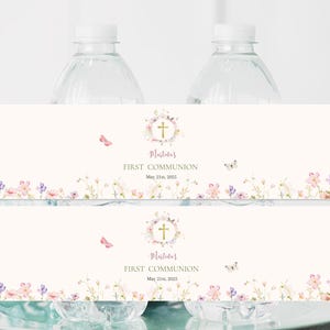 Puede incluir: Dos etiquetas blancas con un diseño floral y mariposas. El texto en las etiquetas dice "Plastida's First Communion May 21st, 2025".