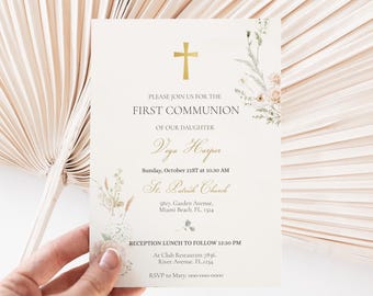 Pode incluir: Um cartão branco com letras douradas anunciando a Primeira Comunhão de Viya Harper. O cartão apresenta um design floral em aquarela com uma cruz dourada no topo. O evento acontecerá no domingo, 21 de outubro às 10h30 na Igreja St. Patrick, 5817 Garden Avenue, Miami Beach, FL 1324. Um almoço de recepção seguirá às 12h30 no Club Restaurant, 7836 River Avenue, FL 1234. RSVP para Mary: 000-000-0000.