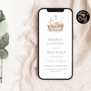 Può includere: Invito digitale per battesimo su schermo di smartphone. Il design presenta un'illustrazione ad acquerello di animali su un'arca, una croce e testo in spagnolo. Inclusi data e nome. Testo: Reserva la fecha.