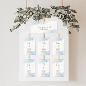 Tarjetas de tabla de mesa de bautismo de acuarela azul, tarjetas de tabla de asientos de bautizo modernas para niño, números de mesa azules Tarjetas de lugar de bautizo BWB