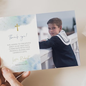 Plantilla de tarjeta de agradecimiento con foto de primera comunión moderna, tarjeta de agradecimiento de primera comunión para niño, nota de agradecimiento de comunión en acuarela azul BWFC