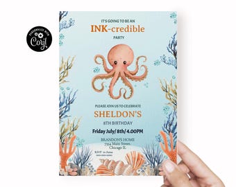 Peut inclure: Une invitation pour le 8e anniversaire de Sheldon. Le design présente une illustration de poulpe, des plantes aquatiques et des coquillages. Le texte dit "It's going to be an Ink-credible Party". La date et l'heure sont également incluses.