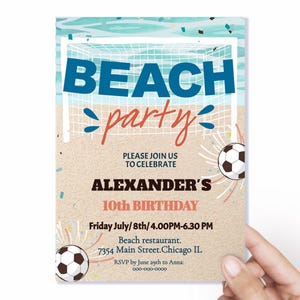 Könnte beinhalten: Einladung zur Strandparty mit den Worten "BEACH party" in Blau und Rot. Die Einladung enthält eine Fußballgrafik und Details zum 10. Geburtstag von Alexander.
