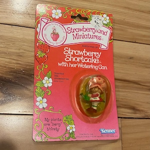 Vintage 1980s Strawberryland Miniatures Strawberry Shortcake with her Watering Can in Original Packaging- Collectible Strawberry Shortcake