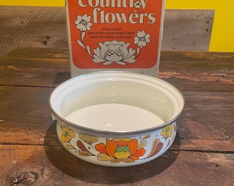 Vintage 1970s Sanko  Country Flowers 9 1/2" Open Au Gratin Pan Dish- Porcelain Enameled Steel Oven to Table Cookware- 3009- NIB NOS