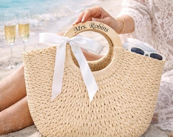 Mrs Custom Beach bag, Custom straw beach bag, Bag with wooden handle, Beach Bride custom straw bag, Personalized bridal shower bag  - w.hand