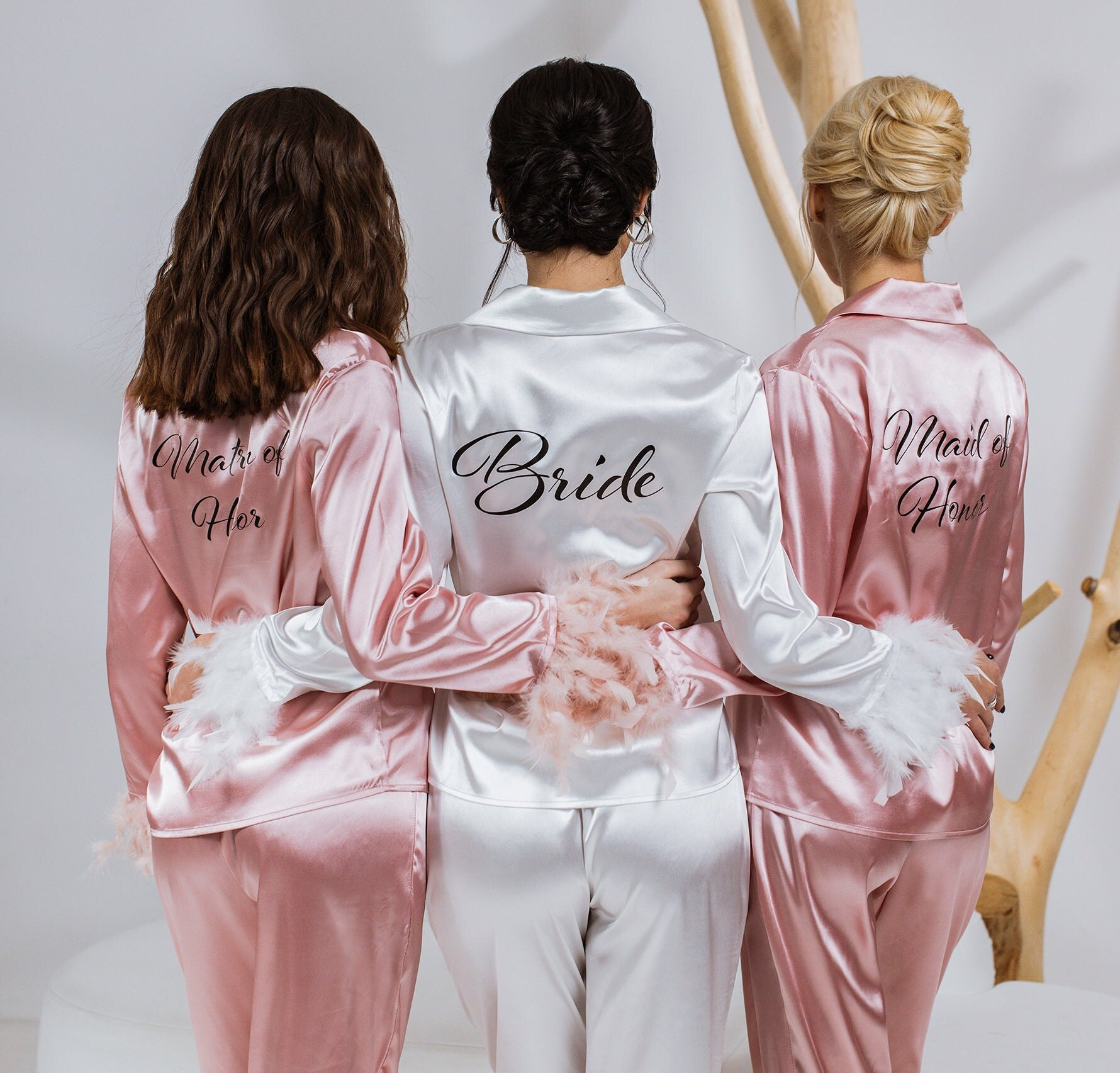 Pijamas de dama de honor con plumas personalizados pijamas de saten personalizados pijamas de despedida de soltera regalo de dama de honor pijama de novia pijama de plumas para novia al aire
