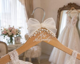 Personalized Mrs Bridal Hanger with Pearls, Custom Bride Wedding Dress Hanger, Bridal Shower Gift, Bride Name Hanger, Wedding Photo Prop