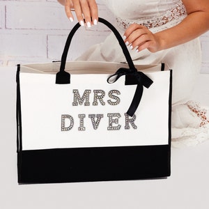 Bride Tote bag, Custom Mrs Tote bag, Bachelorette bags, Bridesmaid bags, Bride gift, Bridal Shower gift, Large tote bags, Beach tote bags