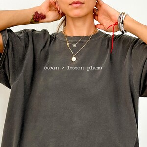 Comfort Colors® Funny Last Day Of School Teacher-T-shirt, faculteitsshirts, Teacher On Vacation Mode, Teachers School Crew-T-shirt, optie aangepaste tekst