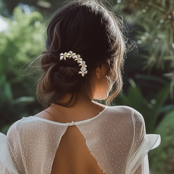 Delicate White flower hair comb for minimal bride, Simple and Elegant bohemian gold headpiece with white flowers.