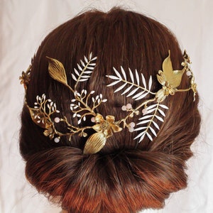 Zierliche Brautkrone mit Blättern und Blüten in hellem Gold mit Ast förmigem Schmuck Emaille, Gold Blüten und Blättern Braut Kopfschmuck.