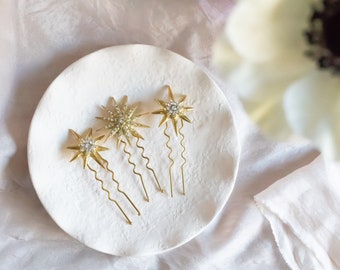 Star bridal hair pins set for boho wedding, Gold starry hair accessory with crystals, Celestial wedding hair clips for minimalist bride