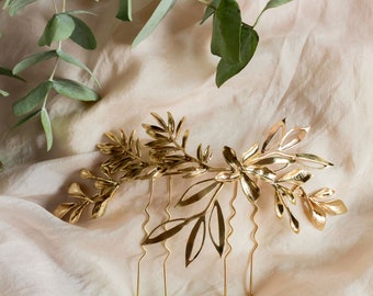 Simply headpiece of different leaves in light gold for edgy bride, asymmetric leaves headpiece, elegant leaves hair comb for wedding