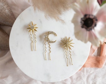Gold bridal hairpins with stars and moon, boho celestial crystal wedding hair comb, sparkly starry crystal simple minimalist bride headpiece