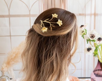 Goldener Haarkamm mit Blüten und Blättern, Blattseite-Kopfschmuck für Boho-Hochzeit, Assymetrische Zweig-Haarnadel für die Braut.