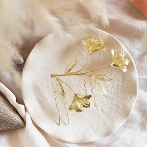 Gold naturalistischer Brautkopfschmuck mit Blättern und Blumen, Low-Brötchen-Kopfschmuck, Boho-Hochzeitskopfschmuck, Schmuck-Kopfschmuck im Organic-Stil