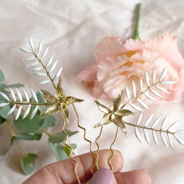 Set of 2 bridal comb with leaves and flowers in light gold, jazmine flowers hair pins, gold fern leaves hair pins, leaf and flower headpiece