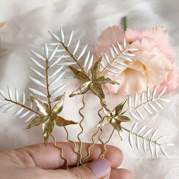 Set of 3 jazmine flowers hairpin, bridal comb with leaves and flowers in light gold, leaf an, d flower headpiece, gold fern leaves headpiece