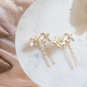 Minimal bridesmaid updo hair pieces, Set of 2 floral pins hair jewel, Jasmine flower wedding hair clips, Delicate and ethereal look hairpin