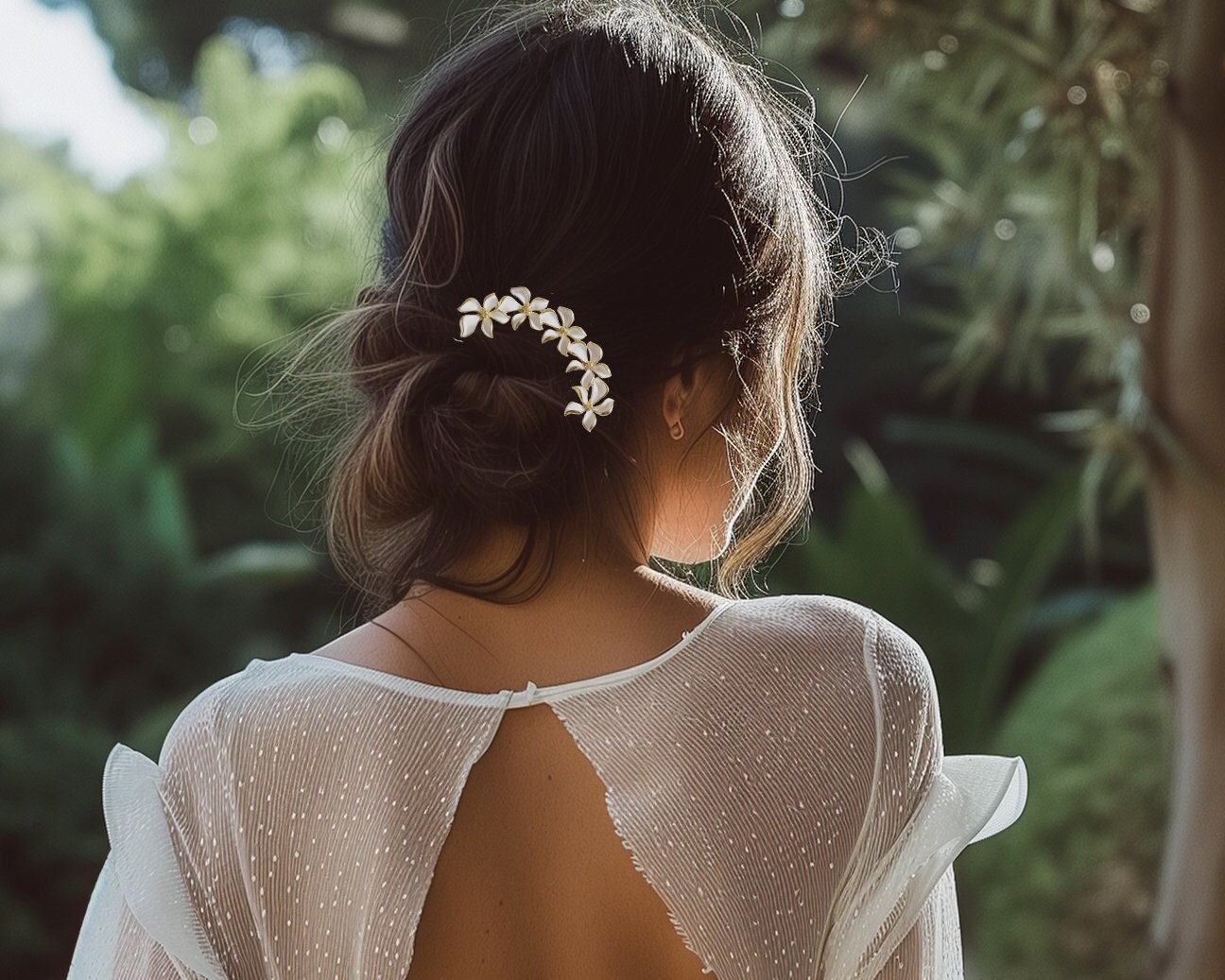 Delicate White flower hair comb for minimal bride, Simple and Elegant bohemian gold headpiece with white flowers.