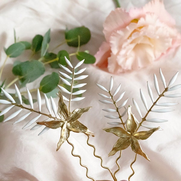 Gold Fern leaves hair pins, jazmine flowers hair pins, leaf and flower headpiece, set of 2 bridal comb with leaves and flowers in light gold