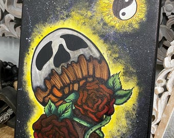 Peut inclure: Une peinture sur toile noire représentant une figure ressemblant à un crâne avec une texture en bois brun, entourée de roses rouges et de feuilles vertes. L'arrière-plan est bleu foncé avec des étoiles blanches et un soleil jaune avec un symbole yin yang au centre.