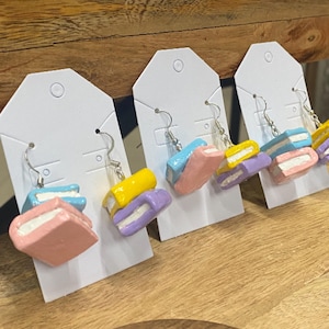 Pendientes de arcilla hechos a mano con forma de pila de libros