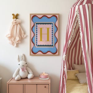 Stampa di lettere ondulate colorate, arte murale personalizzata. Decorazione per la camera dei bambini