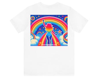 Op de afbeelding: Wit T-shirt met een kleurrijke grafische print van een vrouw die op een regenboog staat met sterren en wolken. De tekst "GOODVIBESUPP.COM" staat onderaan de print.
