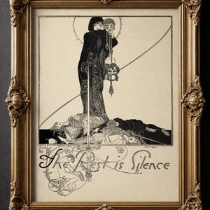 Könnte beinhalten: Gerahmter Druck in einem antiken Goldrahmen. Die Schwarz-Weiß-Illustration zeigt eine Figur in einem Umhang, die einen Schlüssel und einen Totenkopf hält, mit dem Text "The Rest is Silence". Der Rahmen hat detaillierte Verzierungen.